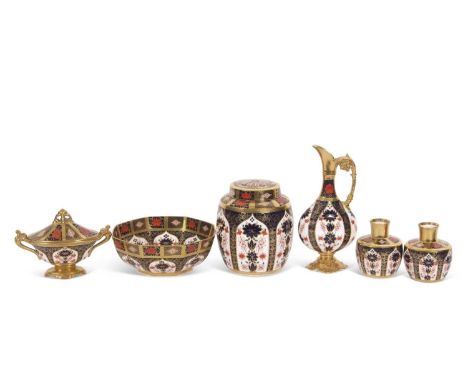 Group: Royal Crown Derby Imari 1128 pattern to include ginger jar and cover, octagonal shaped fruit bowl, keddleston ewer lid