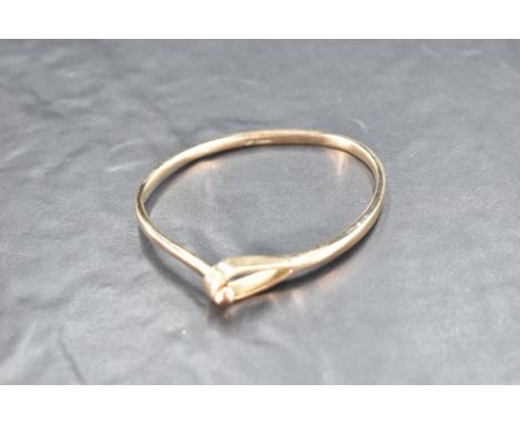 A 9ct gold Artisan style tension bangle having ball and loop clasp, approx 22.1g