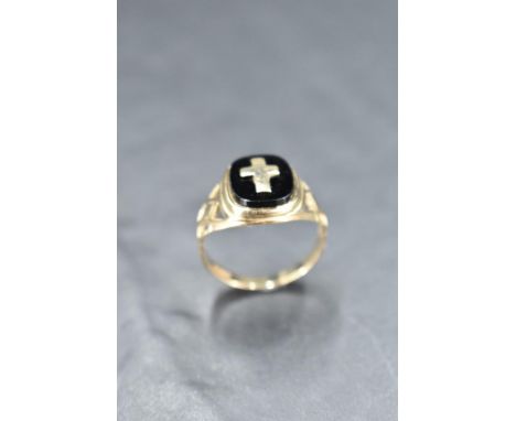 A gent's 9ct gold signet ring bearing cross motif to black panel, size R &amp; approx 3.5g