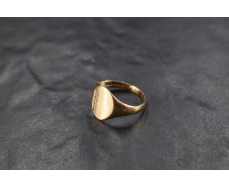 A gent's 9ct gold signet ring having oval panel (no monogram), size S/T &amp; approx 3g
