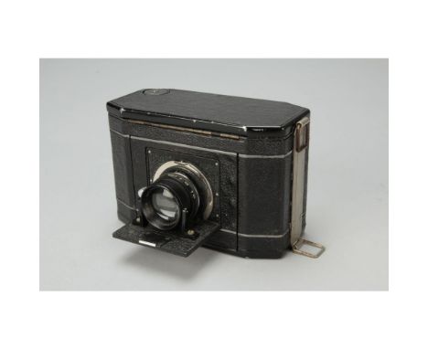 Graflex National Camera, roll film SLR No 208264, body, G-VG, shutter working, interchangeable 10cm F3.5 B&L Tessar lens No 1