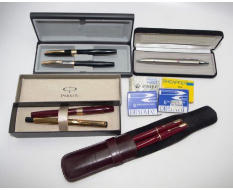Quantity of various vintage pens comprising fountain pens and ball point pens, including Sheaffer, and Parker, together with 