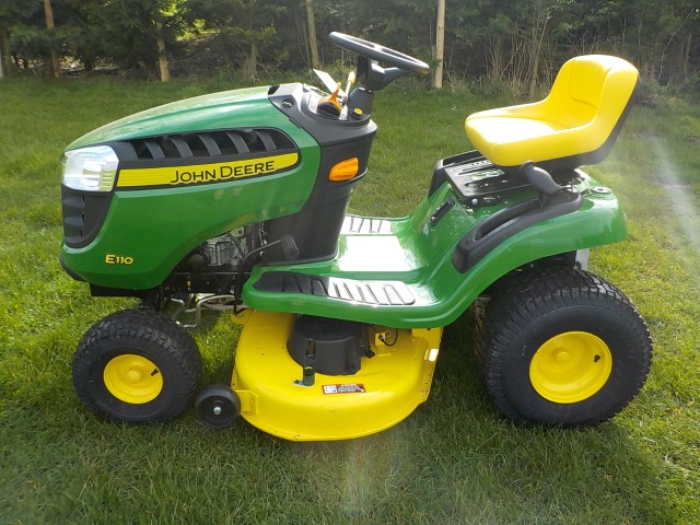 2019 JOHN DEERE E110 19HP RIDE ON MOWER 42” DECK – AS NEW - See Photos ...