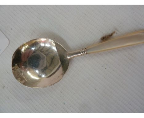 George III silver and mother-of-pearl handled caddy spoon with broad circular flat bowl and lip, Birmingham 1811, maker John 