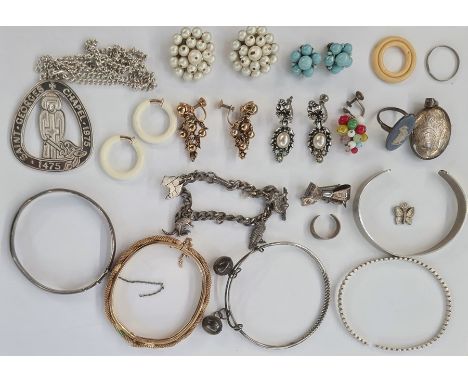 Silver 'Saint George's Chapel, Windsor' pendant on chain, a silver bangle, a Wedgwood set ring, a quantity of earrings, a col