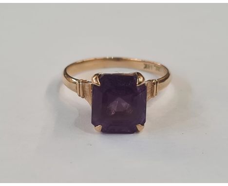 Gold ring set with a single square cut amethyst, marked 18k, finger size 'O', 3.3g in total