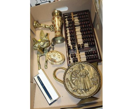 A TRAY OF COLLECTABLES TO INCLUDE AN ORIENTAL ABACUS, VINTAGE PARKER PEN, BONE TRINKET BOX, BRASSWARE ETC