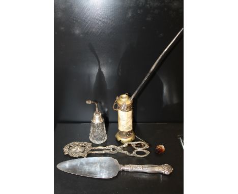 AN ORIENTAL OPIUM PIPE,  A POLISHED STONE PENDANT A SILVER TOPPED ATOMISER, TOGETHER WITH A CAKE SLICE AND A PAIR OF TONGS 
