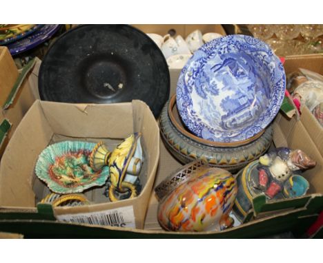 A TRAY OF ASSORTED CERAMICS TO INCLUDE A SPODE ITALIAN DESIGN BOWL, BLACK MATTE FINISH BOWL, MAJOLICA LIDDED POT ETC. -MOST W