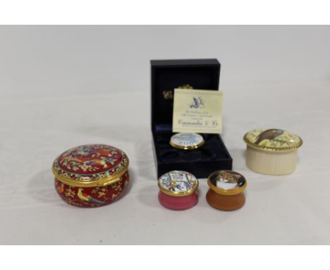 A COLLECTION OF ENAMEL PILL BOXES TO INCLUDE HALCYON DAYS EXAMPLES, TOGETHER WITH AN AYNSLEY BIRD PATTERN LIDDED POT (5)