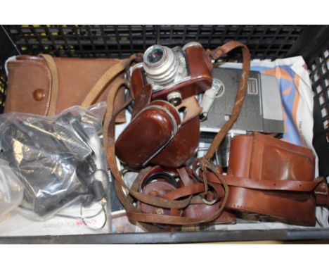A TRAY OF VINTAGE CAMERAS TO INCLUDE A PAXETTE EXAMPLE