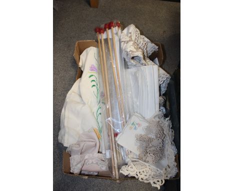 A TRAY OF VINTAGE LINEN ETC. 