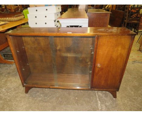 A VINTAGE OAK GLAZED BOOKCASE W-122 CM