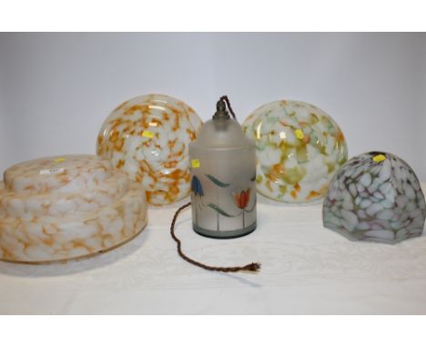 A COLLECTION OF VINTAGE GLASS LIGHT SHADES TO INCLUDE RETRO MOTTLED GLASS EXAMPLES 