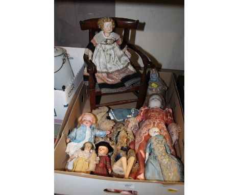 A TRAY OF VINTAGE DOLLS TO INCLUDE ROLLER EYE EXAMPLES, PIN CUSHION DOLL ETC. 