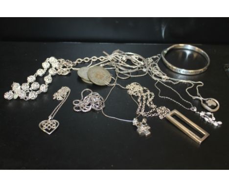 A BAG OF ASSORTED SILVER JEWELLERY TO INCLUDE A BANGLE, NECKLACES ETC. APPROX WEIGHT - 135G 