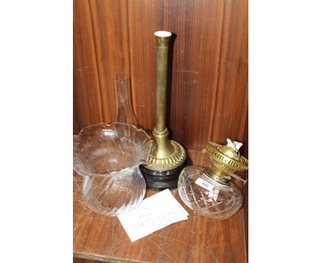 A VINTAGE CUT GLASS COLUMN OIL LAMP WITH CLEAR GLASS SHADE - AS FOUND 