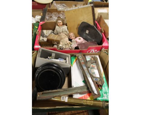 TWO TRAYS OF VINTAGE AND ANTIQUE COLLECTABLES TO INCLUDE A VINTAGE ROLLER EYE DOLL, WOODEN PLINTH, HERCULES PUMP, JEWELLERY B