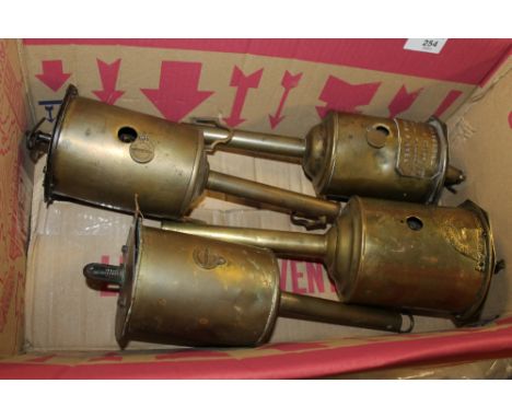 A TRAY OF VINTAGE BRASS MEAT JACKS 