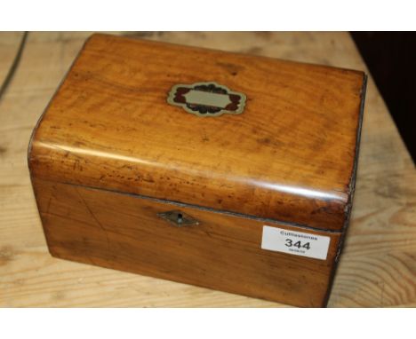 AN ANTIQUE DOME TOPPED TEA CADDY H- 10CM W- 19CM D- 12.5CM 