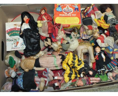 A TRAY OF VINTAGE DOLLS, BOXED HUMMING TOP ETC