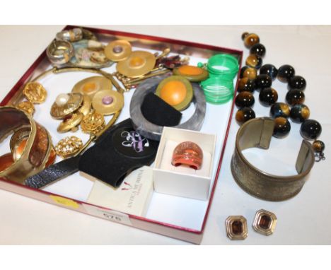 A BOX OF COSTUME JEWELLERY TO INCLUDE A PAIR OF CHRISTIAN DIOR CLIP ON EARRINGS 