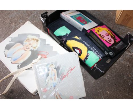 A MARILYN MONROE BRIEFCASE AND BAG TOGETHER WITH A COLLECTION OF MARILYN MONROE /ANDY WARHOL RELATED GIFT CARDS AND BATH TOWE