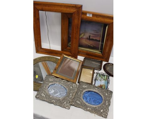 A COLLECTION OF VINTAGE PICTURE FRAMES ETC. TO INCLUDE MAPLE STYLE FRAMES, BRASS FRAMED WALL MIRROR ETC. 