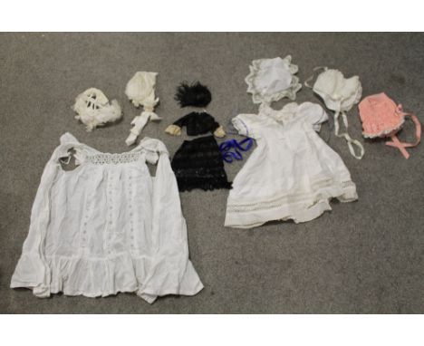 A TRAY OF VINTAGE CHILDRENS &amp; DOLLS BONNETS AND DRESSES 