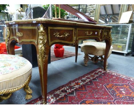 A GOOD QUALITY FRENCH LOUIS XV STYLE WRITING TABLE WITH GILT BRONZE MOUNTS AND THREE DRAWERS, THE TOP   140 x 77cms, H.76cms.