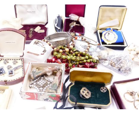 A GOOD SELECTION OF VINTAGE JEWELLERY TO INCLUDE GOLD, SILVER AND COSTUME PIECES. 