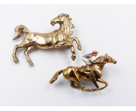 A 9ct GOLD HORSE BROOCH TOGETHER WITH A FURTHER 9ct GOLD HORSE BROOCH WITH ENAMEL JOCKEY. APPROXIMATE WEIGHT 16grms. APPROXIM