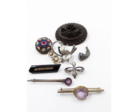 A GOOD GROUP OF LATE 19th C. ORNATE BROOCHES TO INCLUDE A BLOODSTONE BUGLE, ETC. 