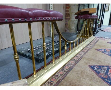 A GOOD QUALITY HEAVY BRASS CLUB FENDER WITH BUTTON LEATHER SEAT PADS.   W.218 x D.47 x H.50cms. 