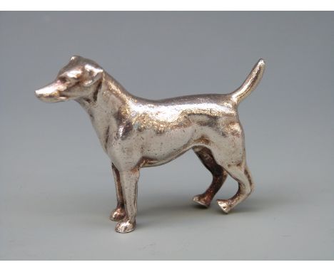 A white metal model of a dog, no visible marks, length 6.5cm, weight 88g