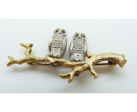A 9ct gold brooch in the form of two owls with ruby eyes, 6.6g 