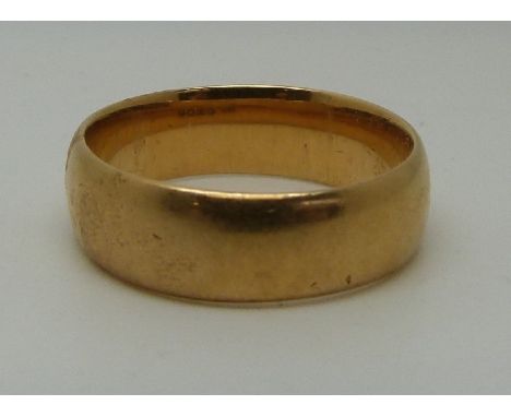 A 22ct gold wedding ring, 5.4g (size V)