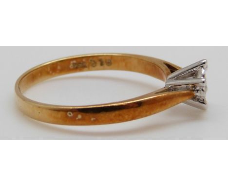 An 18ct gold ring set with a round cut diamond in a star setting, 2.3g (size M)