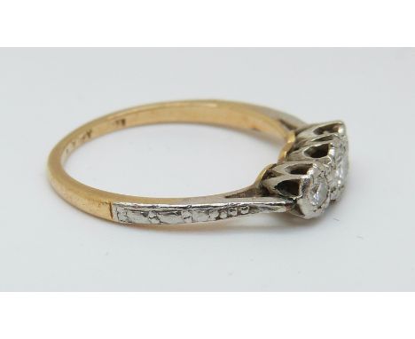 An 18ct gold ring set with three diamonds in a platinum setting, 2.31g