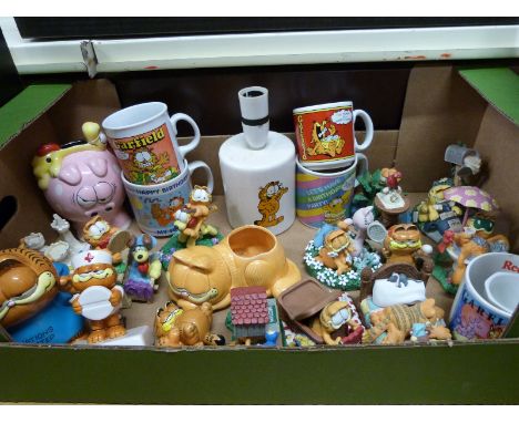 A collection of Garfield ceramics to include Danbury Mint figures, mugs, egg cups, money box, table lamp etc