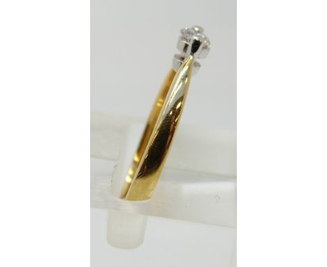 An 18ct gold ring set with a diamond of approximately 0.15ct (size O) 