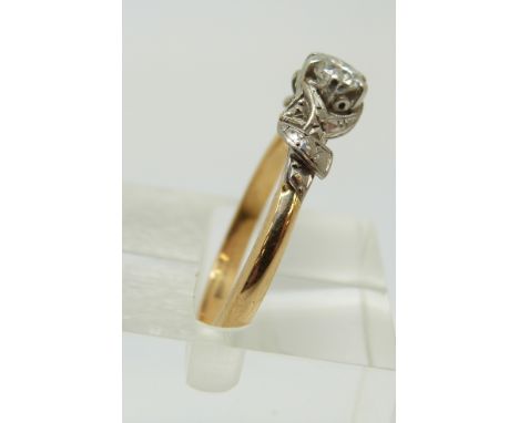 An 18ct gold ring set with a round cut diamond of approximately 0.4ct (size Q) 