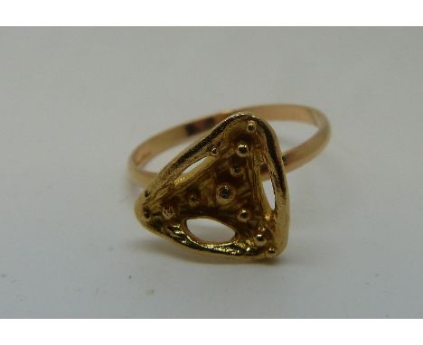 An 18ct gold ring with a pierced triangular design, 3.8g (size R)