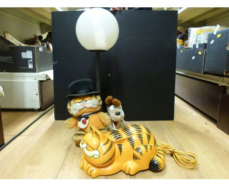 A Garfield novelty telephone together with a Garfield and Odie table lamp