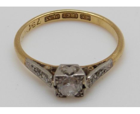 An 18ct gold ring set with a diamond of approximately 0.25ct in a platinum setting (size L)