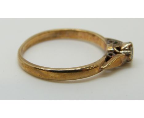 A 9ct gold ring set with a round cut diamond of approximately 0.2ct (size M) 