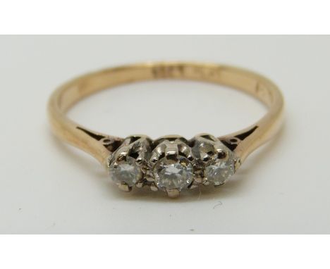 An 18ct gold ring set with three diamonds, 1.85g (size N) 