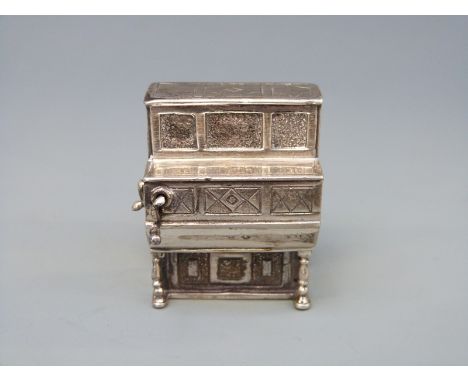 A white metal novelty barrel piano or organ with rotary handle, marked with Medusa-Oro, star and 175 AR 92, length 38mm, weig