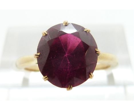 A yellow metal ring set with a synthetic ruby, size L, 2.85g