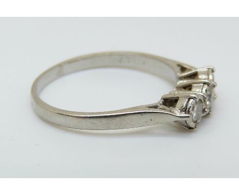 An 18ct white gold ring set with three diamonds totalling approximately 0.25ct (size O)